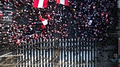 Tausende haben in Lima die Absetzung des peruanischen Präsidenten Pedro Castillo gefordert.