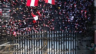Tausende haben in Lima die Absetzung des peruanischen Präsidenten Pedro Castillo gefordert.