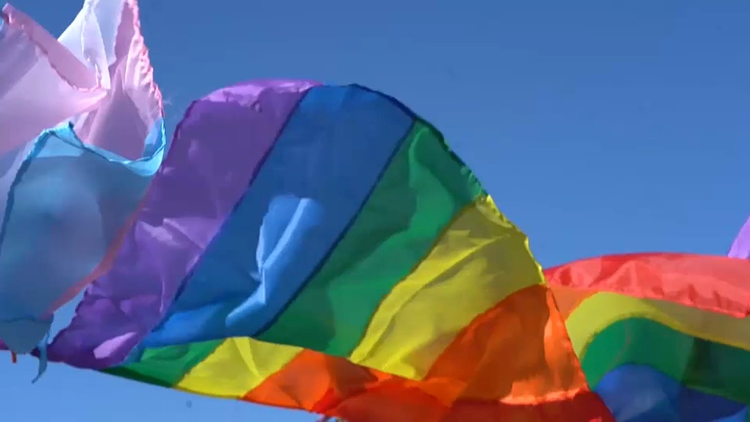 Bandeira LGBTQ+ durante desfile em Buenos Aires, Argentina
