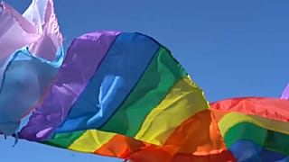 Bandeira LGBTQ+ durante desfile em Buenos Aires, Argentina