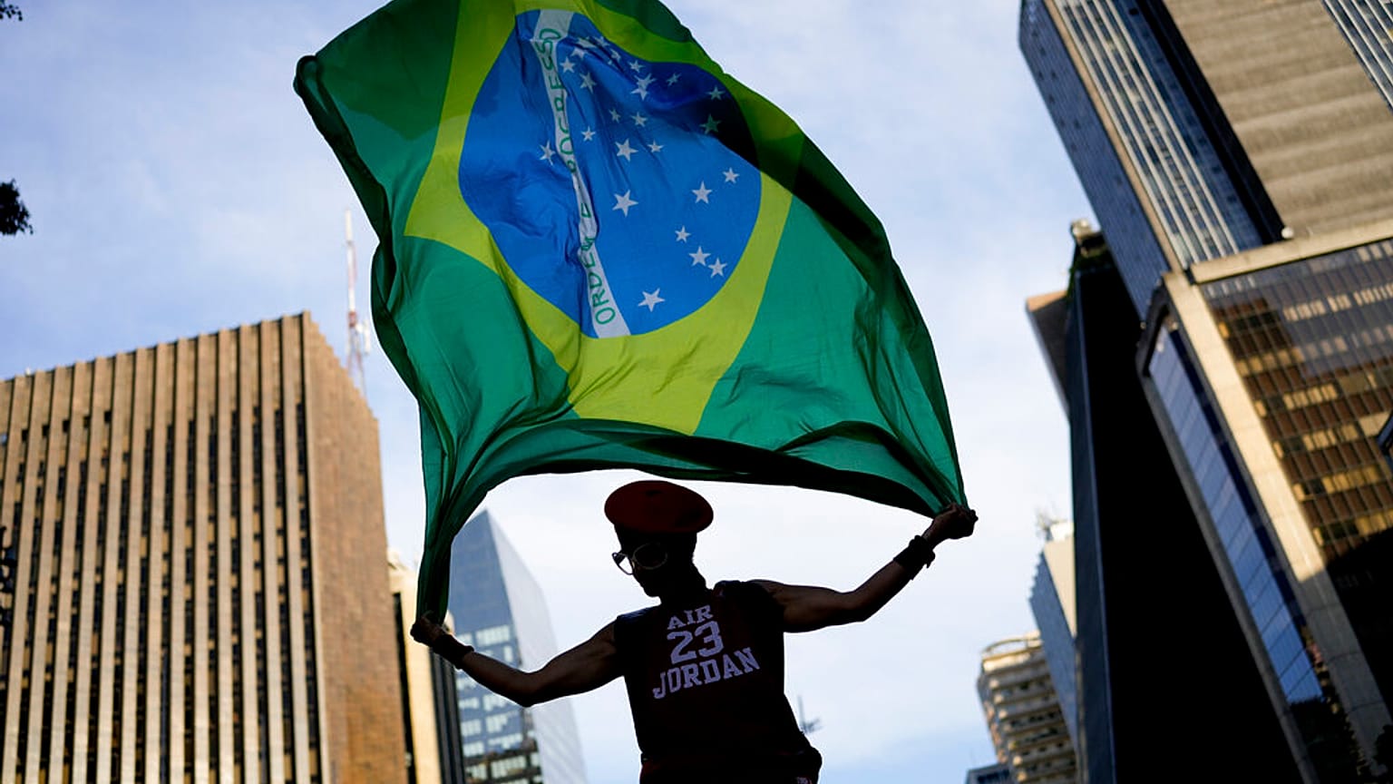 Apoiante de Lula da Silva agita bandeira do Brasil