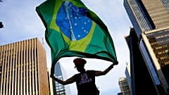 Apoiante de Lula da Silva agita bandeira do Brasil