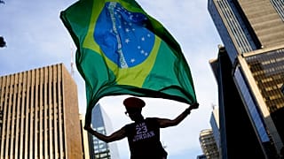 Apoiante de Lula da Silva agita bandeira do Brasil
