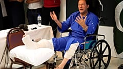 رئيس الوزراء الباكستاني السابق عمران خان يجلس على كرسي متحرك في مستشفى بلاهور بعد تعرضه لإطلاق نار