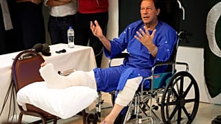 رئيس الوزراء الباكستاني السابق عمران خان يجلس على كرسي متحرك في مستشفى بلاهور بعد تعرضه لإطلاق نار