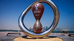 Die FIFA Countdown Clock tickt auf der Corniche in Doha