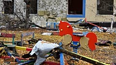 Разрушенная детская площадка в Покровске, Донецкая область, Украина