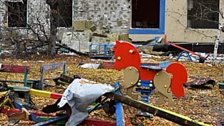 Разрушенная детская площадка в Покровске, Донецкая область, Украина