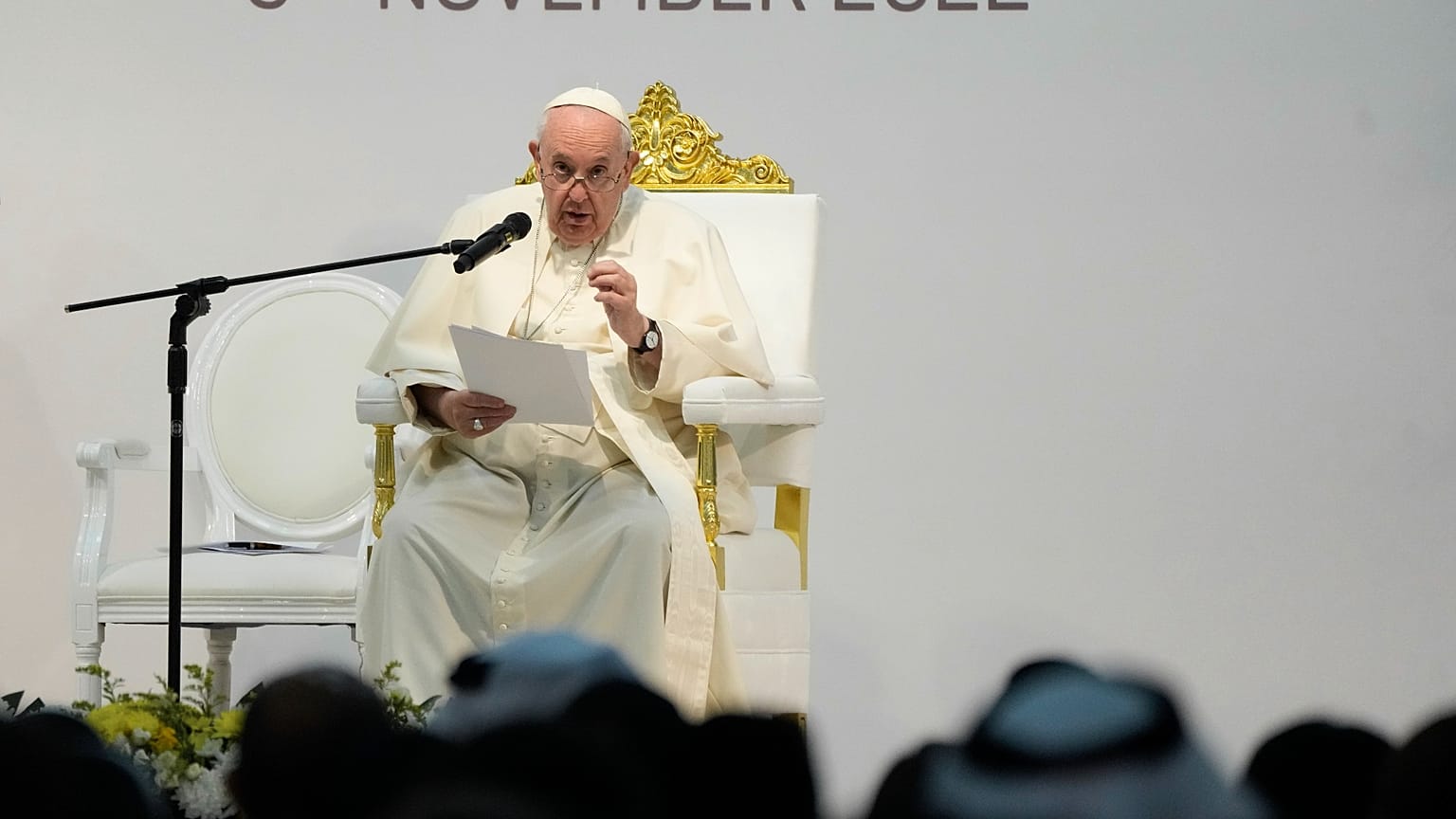 البابا فرنسيس في كنيسة القلب المقدس في البحرين 