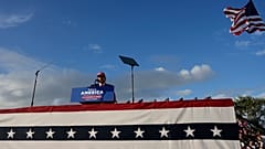 Da will er wieder hin: Trump ganz oben auf der Tribüne.