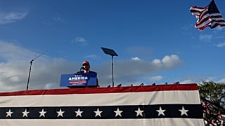 Da will er wieder hin: Trump ganz oben auf der Tribüne.