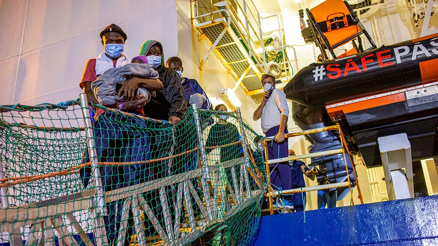 Des migrants quittant le Geo Barent à Catane (7/11/2022)
