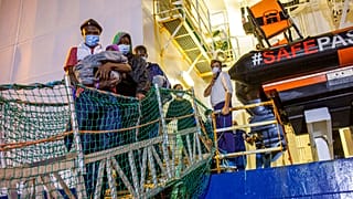 Des migrants quittant le Geo Barent à Catane (7/11/2022)