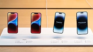 Les iPhone 14 sont exposés dans un Apple Store à Los Angeles, 16 septembre 2022.