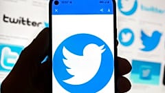 A Twitter-t nyitja meg egy okostelefonon egy férfi