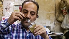 محمد المصري، صانع عطور في متجره في أحد الأسواق في دمشق القديمة، سوريا.