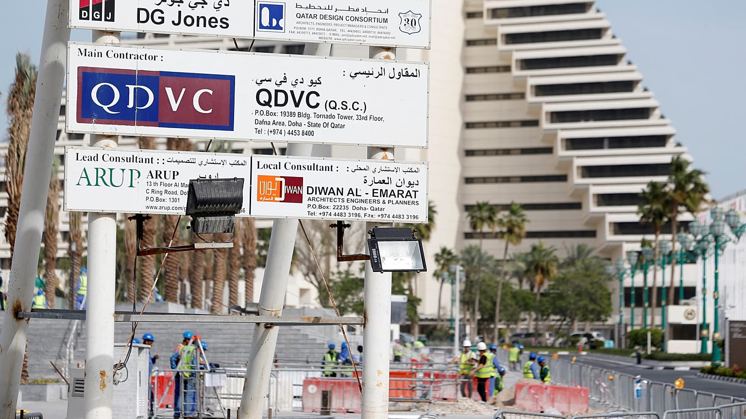 فرع قطري لعملاق البناء الفرنسي فينسي، في موقع بناء في الدوحة، قطر.