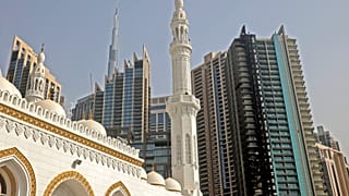 أضرار حريق في برج في وسط مدينة دبي. 2022/011/06
