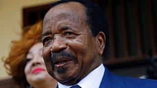 Paul BIya sajtótájékoztatót tart miután leadta szavazatát a 2018-as kameruni elnökválasztáson