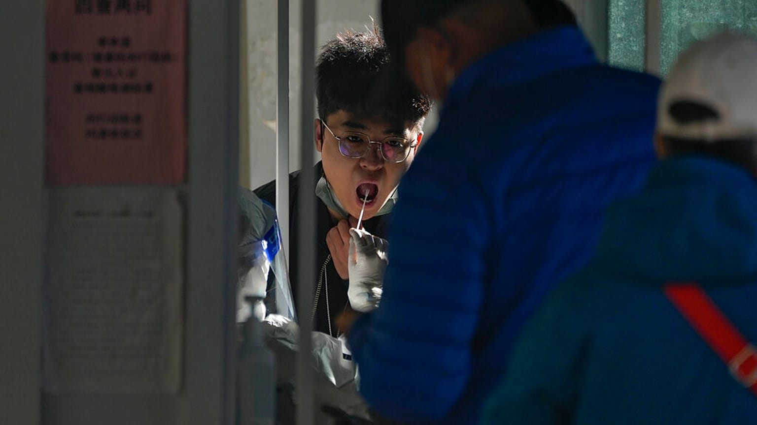 Los residentes hacen cola para realizarse un test Covid en Pekín, China.