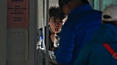 Los residentes hacen cola para realizarse un test Covid en Pekín, China.