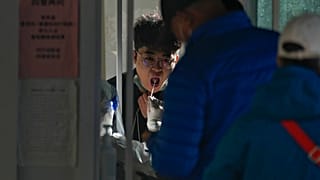 Los residentes hacen cola para realizarse un test Covid en Pekín, China.