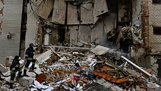 Спасатели разбирают завалы в Лимане после российских ударов