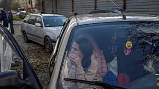 Familie auf der Flucht aus dem von russischen Truppen besetzten Cherson