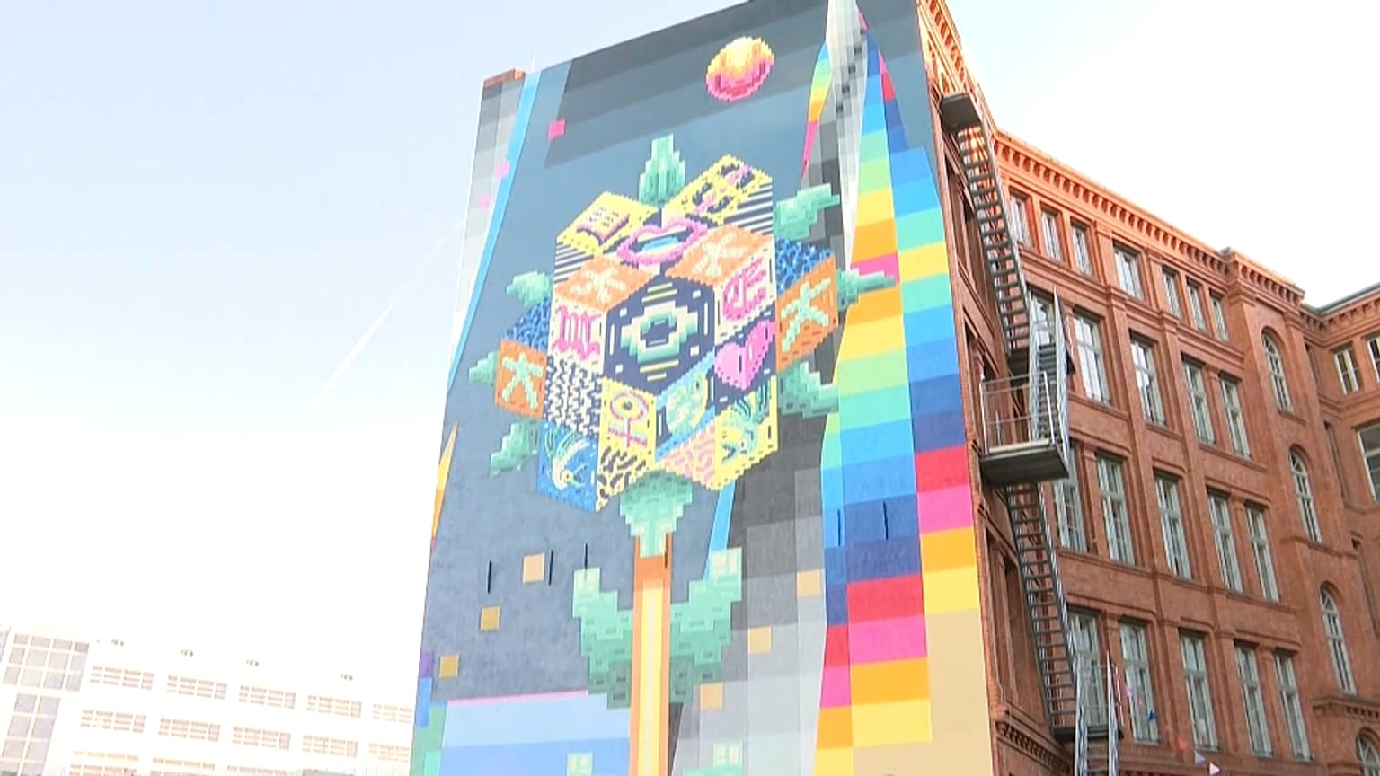 Ein neues Wandbild schmückt eine Hauswand in Berlin-Alt-Treptow. Es ist Teil eines StreetArt-Projekts
