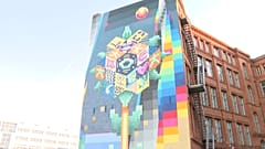 Ein neues Wandbild schmückt eine Hauswand in Berlin-Alt-Treptow. Es ist Teil eines StreetArt-Projekts