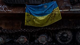 Флаг Украина на трофейном танке в Киеве