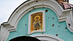 Ortodox ikon egy visszafoglalt kelet-ukrajnai falu templomjának tetején 2022 októberében