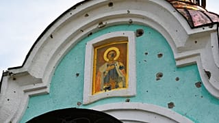 Ortodox ikon egy visszafoglalt kelet-ukrajnai falu templomjának tetején 2022 októberében