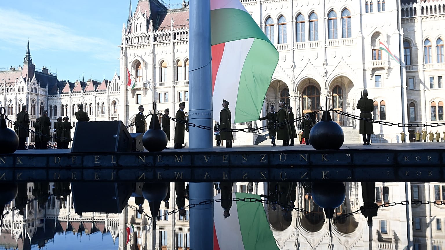 Az Országház a Kossuth tér felől