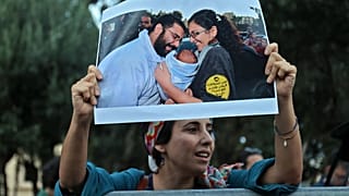 تجمع متظاهرون بالقرب من السفارة البريطانية في العاصمة اللبنانية بيروت للمطالبة بالإفراج عن المعارض السياسي البريطاني المصري علاء عبد الفتاح، في 7 نوفمبر 2022 