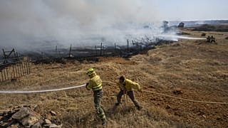 Archives : pompiers luttant contre un incendie vers Tabara dans le nord-ouest de l'Espagne, le 19 juillet 2022