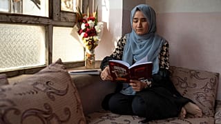فاطمه امیری، دختر هزاره افغان که در حمله انتحاری به آموزشگاه تحصیلی «کاج» در کابل یک چشم خود را از دست داد