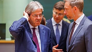 Еврокомиссар по экономике Паоло Джентилони, еврокомиссар по торговле Валдис Домбровскис и министр финансов Германии Кристиан Линднер