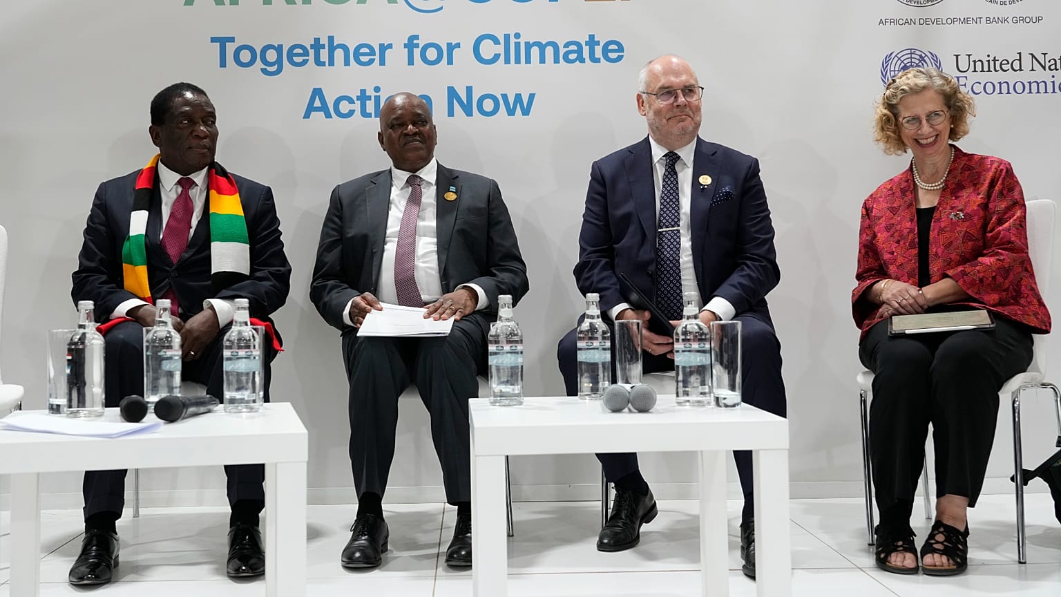 De g. à dr. : les présidents E. Mnangagwa (Zimbabwe), M. Masisi (Botswana), Alar Karis (Estonie), et Inger Andersen responsable d'une agence onusienne - Charm-el-Cheikh