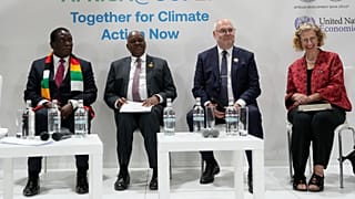 De g. à dr. : les présidents E. Mnangagwa (Zimbabwe), M. Masisi (Botswana), Alar Karis (Estonie), et Inger Andersen responsable d'une agence onusienne - Charm-el-Cheikh