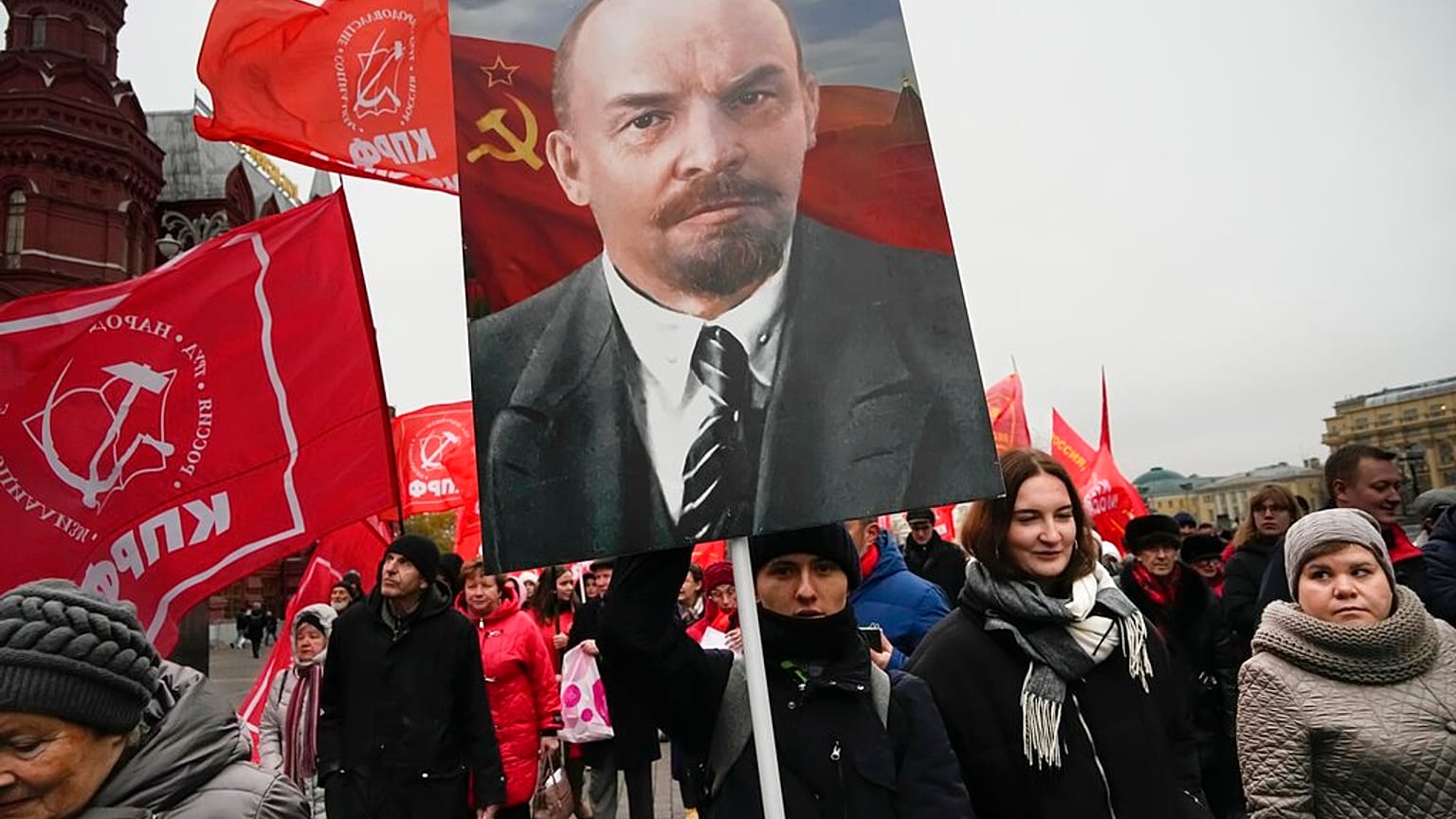 Moskau: Anhänger der Kommunistischen Partei tragen Porträts des Sowjetgründers Wladimir Lenin
