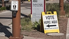 "Vote here/aqui": Zur Wahl geht es hier entlang 