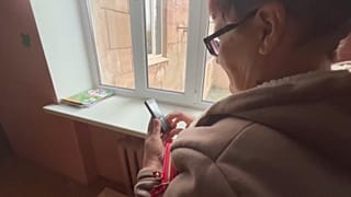 Une habitante de Kherson avec son portable, réfugiée à Kryvyi Rih - capture d'écran d'une vidéo AFP