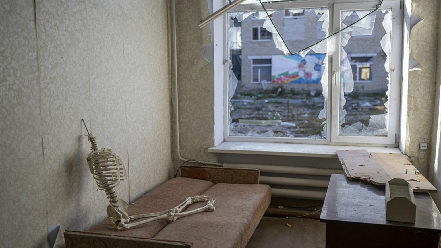Sala em escola destruída na região de Kherson
