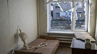 Sala em escola destruída na região de Kherson