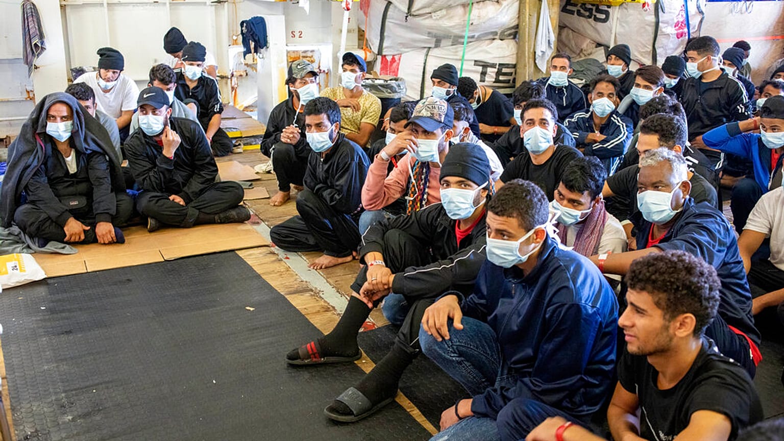 Migrantes à espera de autorização para desembarcar em Itália