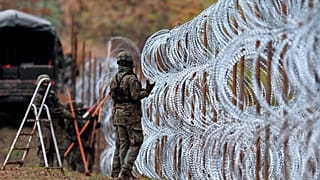 Polnische Soldaten legen Stacheldraht an der Grenze zu Belarus aus