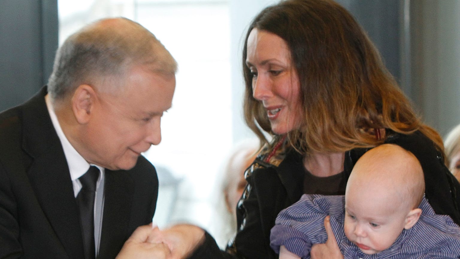 Jaroslaw Kaczynski kezet csókol Dorota Lanton színésznőnek egy elnökjelölti kampányrendezvényen 2010-ben, miután ikertestvére halála miatt elnökválasztást kellett kiírni