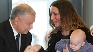 Jaroslaw Kaczynski kezet csókol Dorota Lanton színésznőnek egy elnökjelölti kampányrendezvényen 2010-ben, miután ikertestvére halála miatt elnökválasztást kellett kiírni