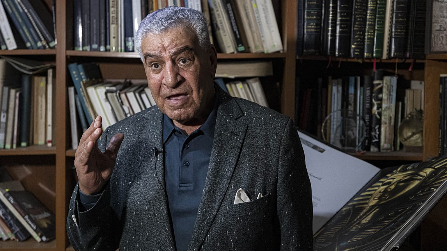 وزير الآثار المصري السابق زاهي حواس في مكتبه بالعاصمة القاهرة، في مصر، في 17 يوليو / تموز 2022. 